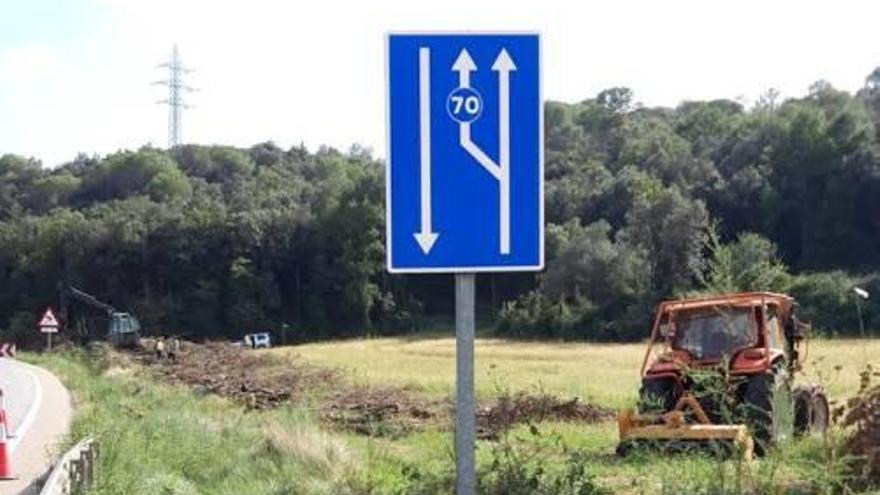 Les obres de tala d&#039;arbres i desbrossament, a l&#039;altura del pas de la C-66 per Fares.