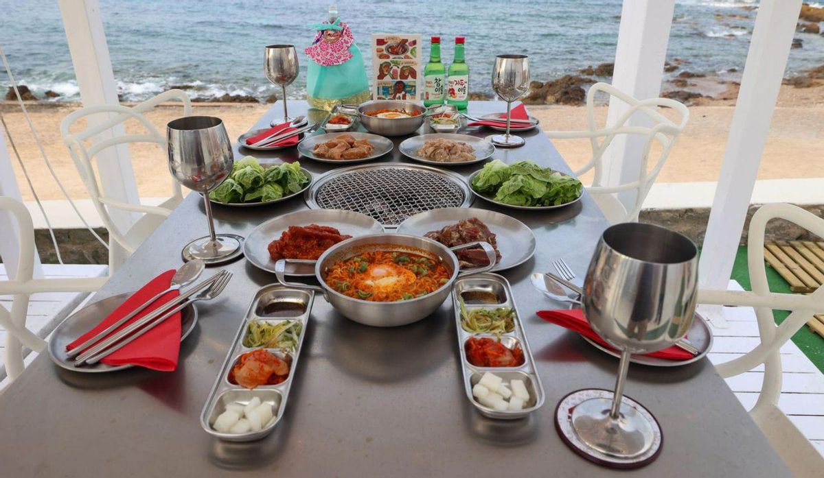 La barbacoa coreana permite a los comensales cocinar los ingredientes elegidos directamente en la mesa. | MARCELO SASTRE