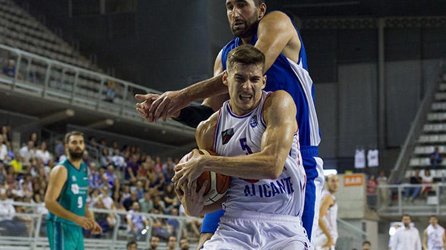 «Chumi» Ortega protege el balón en el partido ante el Menorca en el Pedro Ferrándiz.