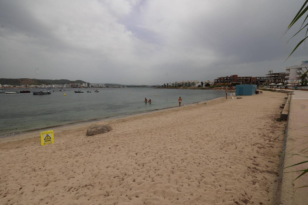Galería: cerrada al baño la Platja d'en Xinxó por vertidos fecales