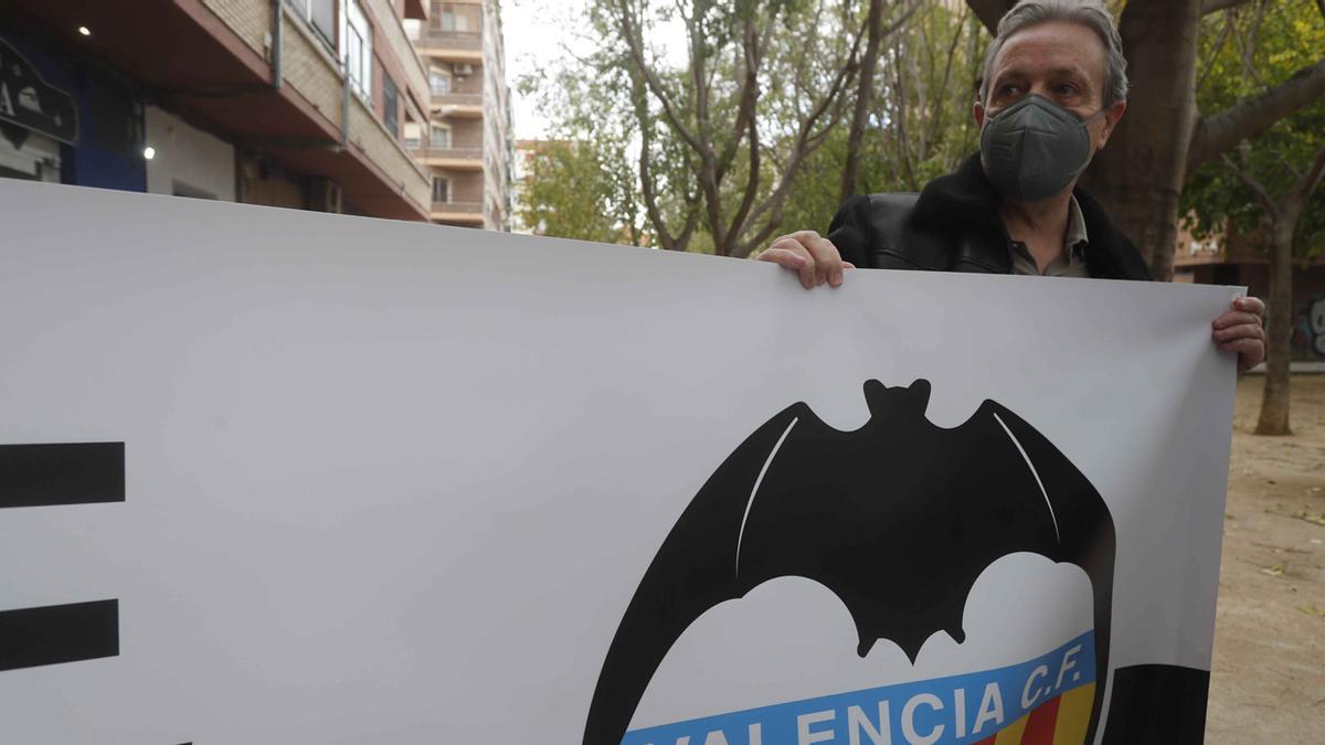 Valencia . Entrega de la pancarta que encabezara ma–ana la manifestaci—n contra Peter Lim en Mestalla . Valencia CF