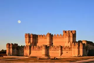 El castillo gótico-mudéjar de Castilla que está rodeada por un foso de 20 metros