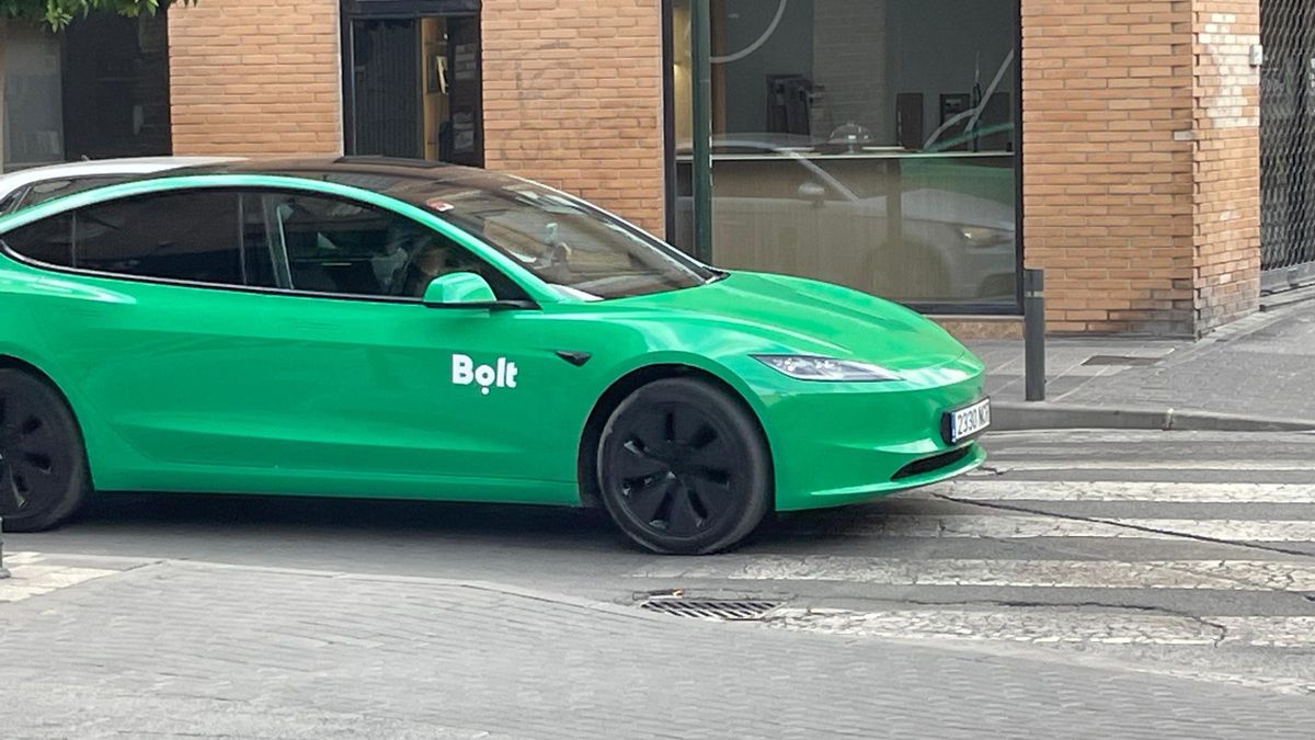 Vehículo VTC de Bolt por las calles de Murcia