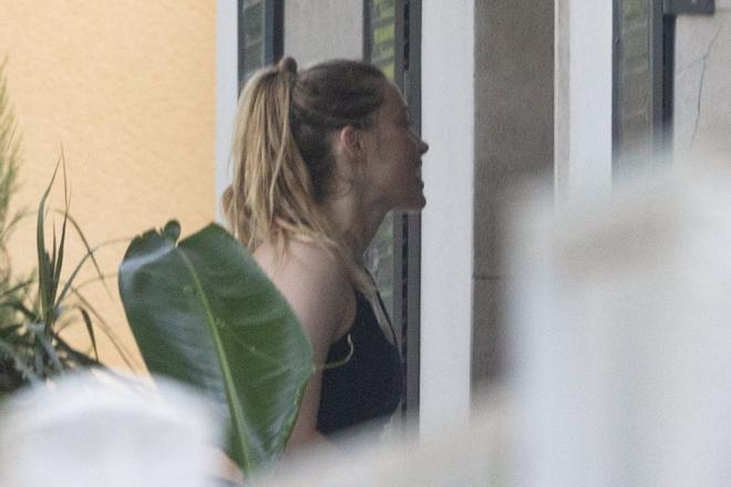 Amber Heard en la puerta de su casa de Madrid