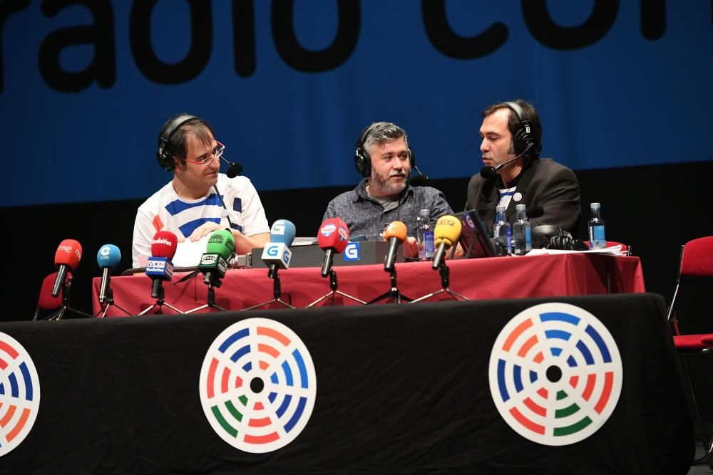 A Radio Conta celebra en el teatro Rosalía su quinta edición, en la que homenajeó a Ángel Gómez Hervada y recaudó fondos para Aspace