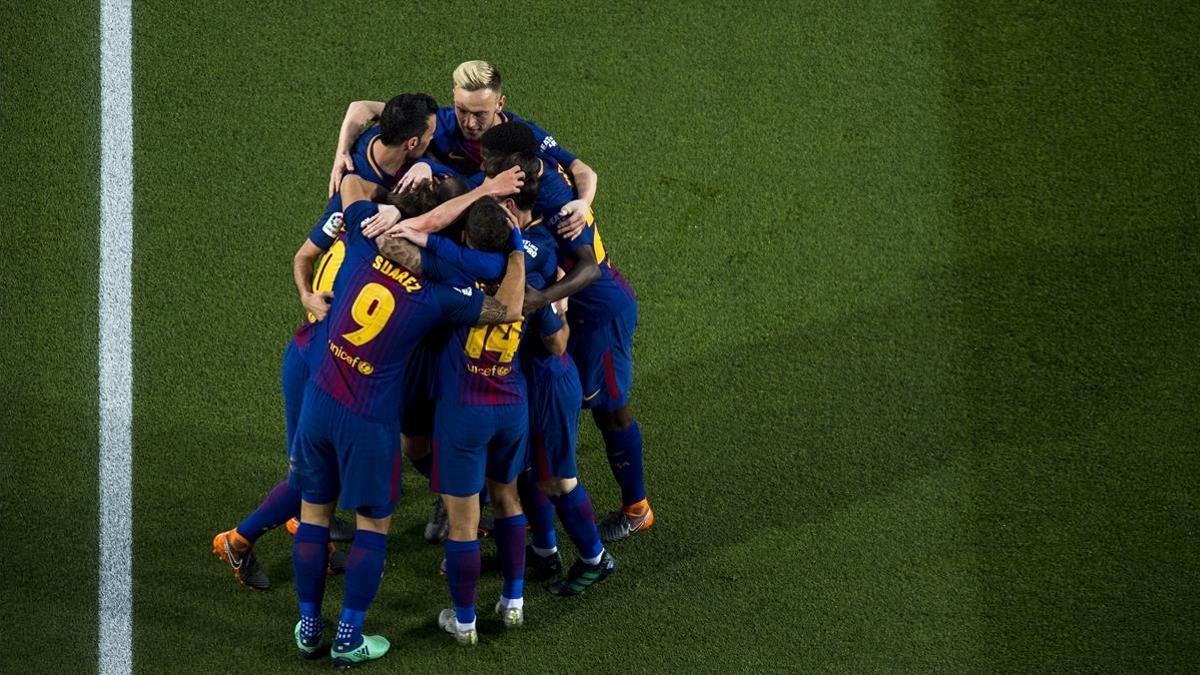 Los jugadores del Barça se felicitan por el éxito de la imbatibilidad.