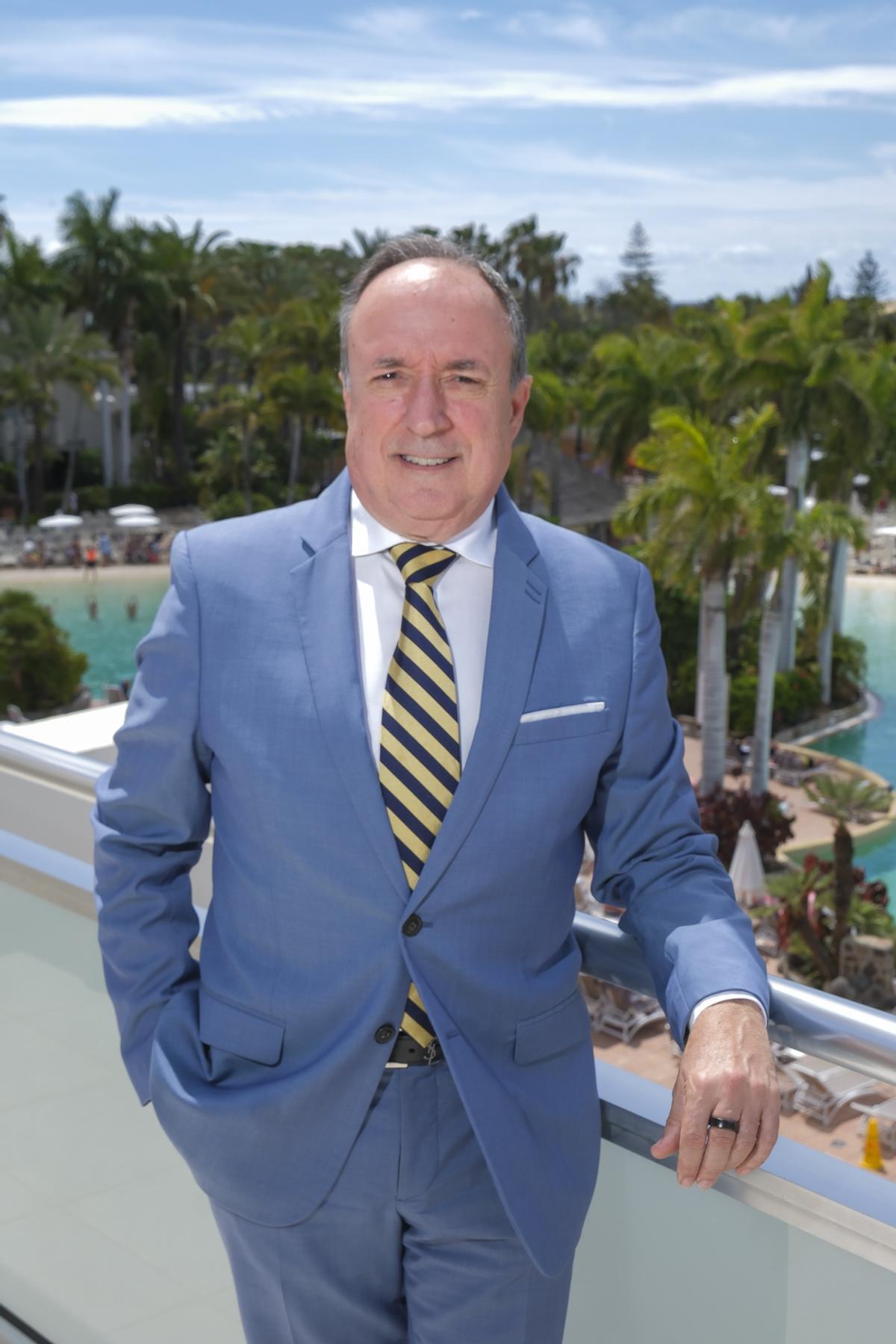 Daniel Salat Puignero en el balcón de una de las habitaciones del hotel Maspalomas Princess.