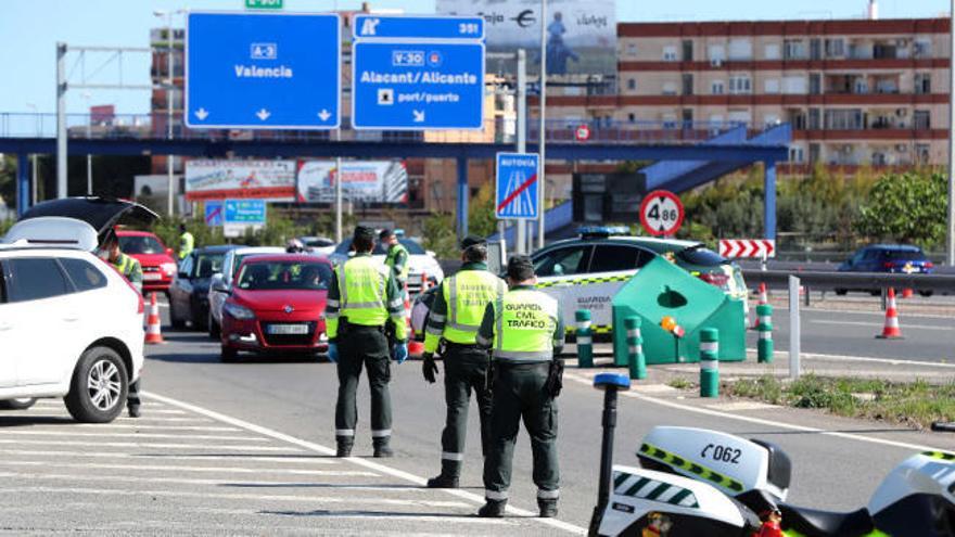 Controles en València para evitar desplazamientos de Semana Santa