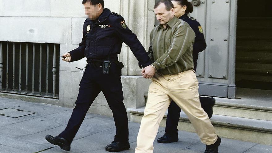 El acusado es escoltado por la Policía Nacional a su salida de la Audiencia de Pontevedra. // Rafa Vázquez