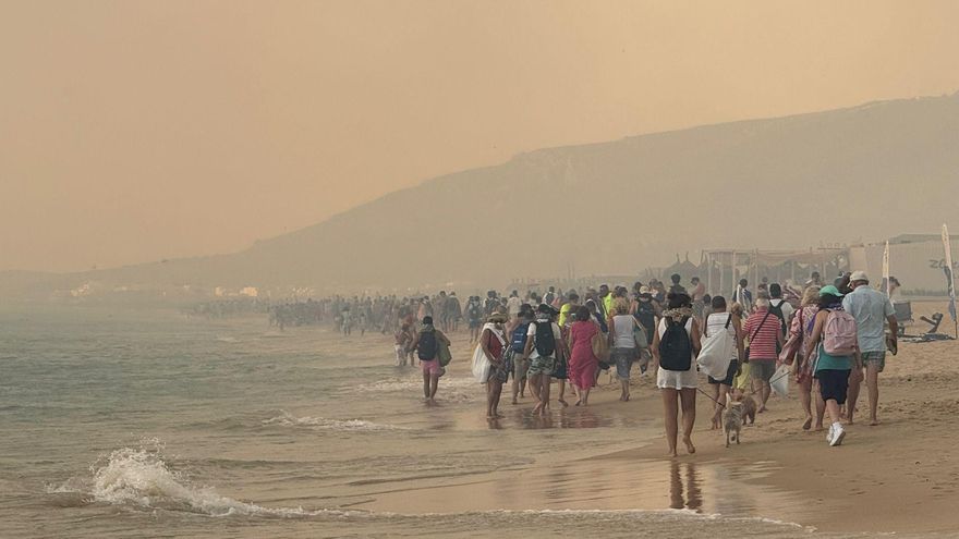 Incendio de Zahara: &quot;Había una ristra enorme de personas andando por la acera y la playa: ha sido un caos&quot;