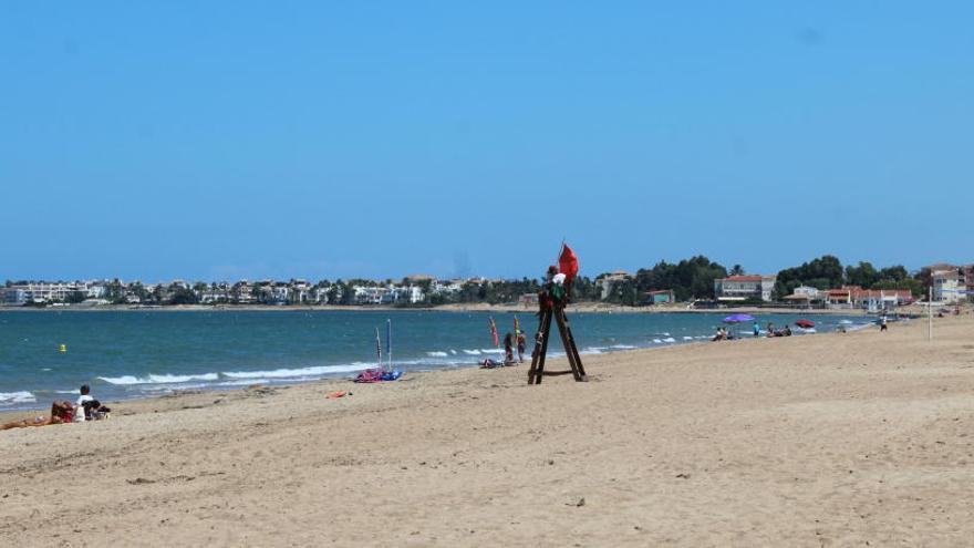 Dénia mantendrá cerrada 24 horas más la playa de Els Molins al seguir la contaminación fecal