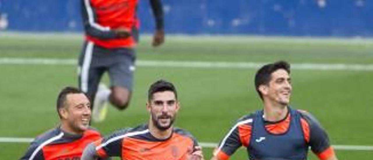 Cazorla, Álvaro y Gerard Moreno, sonrientes, durante un entrenamiento.