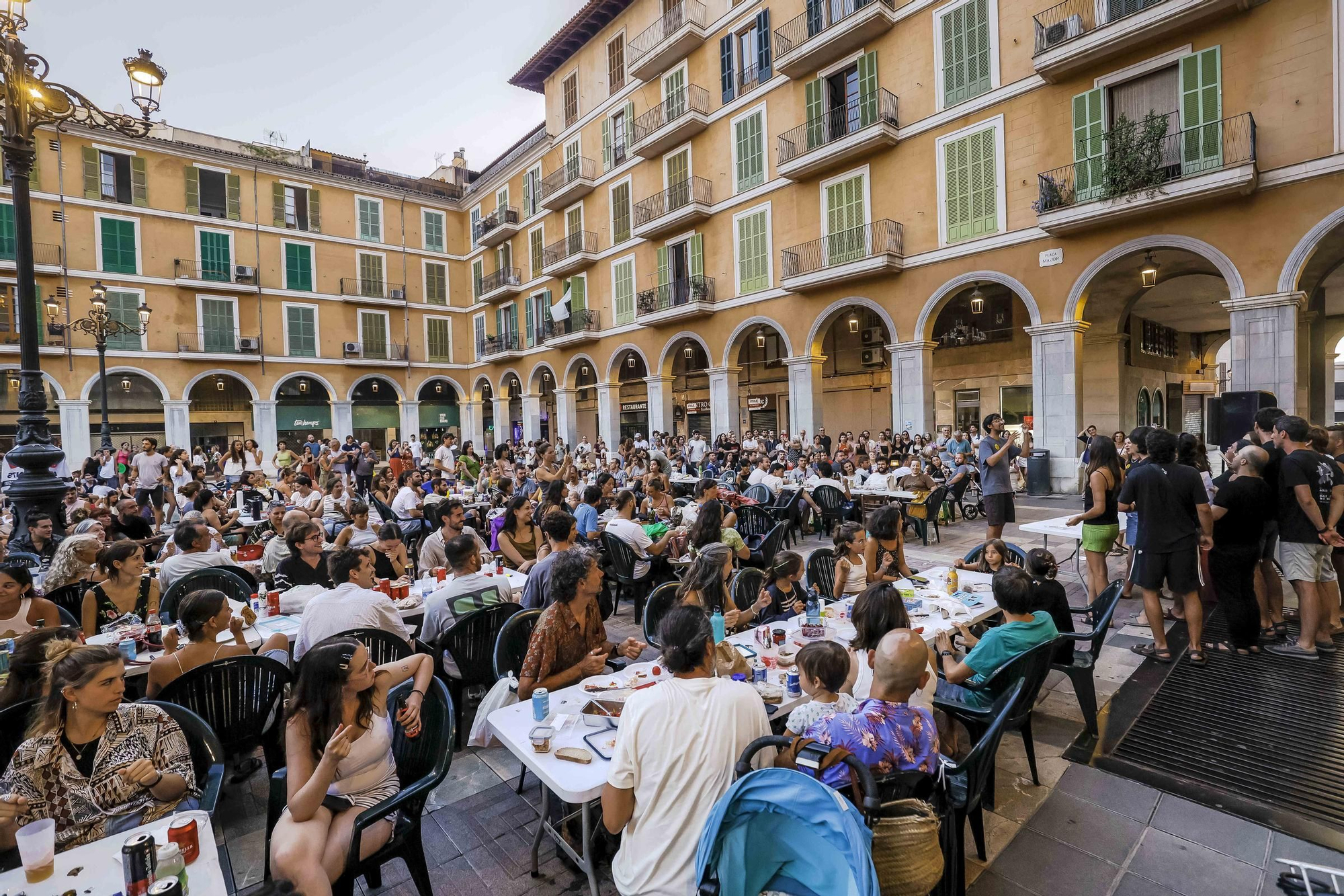 FOTOS | Cientos de residentes 'liberan' la plaza Major de Palma con una gran cena popular