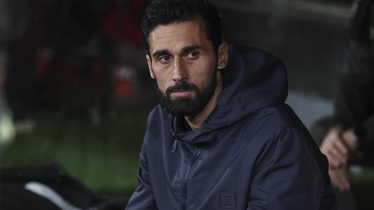 El entrenador del Real Madrid, Álvaro Arbeloa, ante el Benfica en Champions.