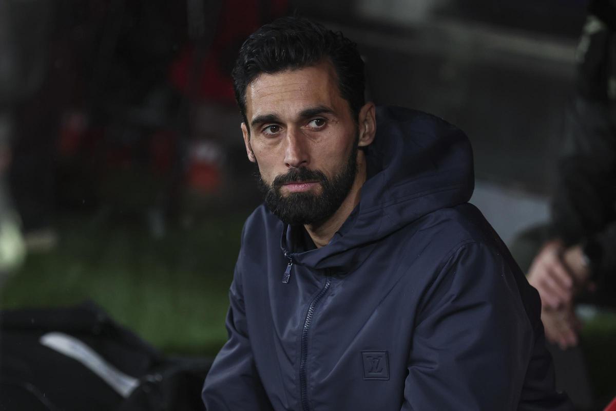 El entrenador del Real Madrid, Álvaro Arbeloa, ante el Benfica en Champions.