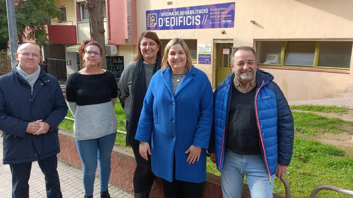 L'alcaldessa de Figueres, Agnès Lladó, davant l'Oficina de Rehabilitació d'Edificis
