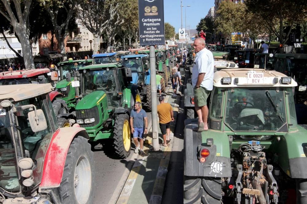 Protesta de agricultores en la Asamblea Regional