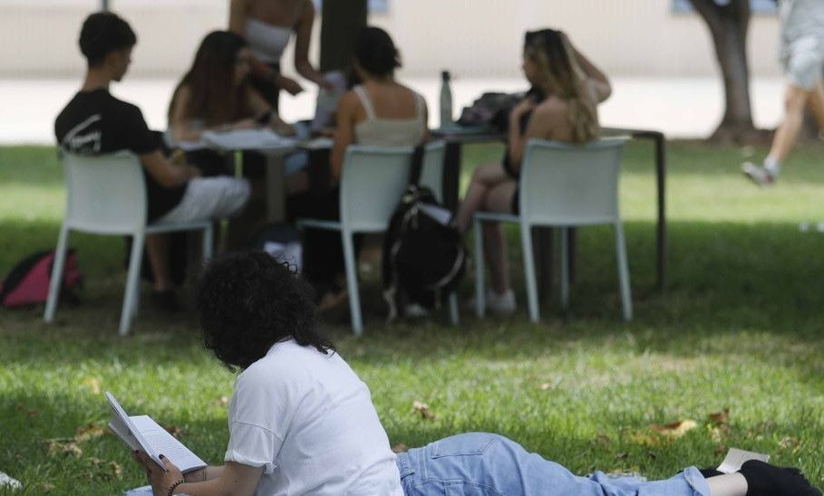 Varios alumnos pre universitarios en el campus de la Universitat Politécnica de València (UPV).