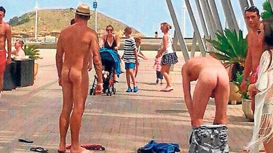 Dos turistas, completamente desnudos en Magaluf, ayer.