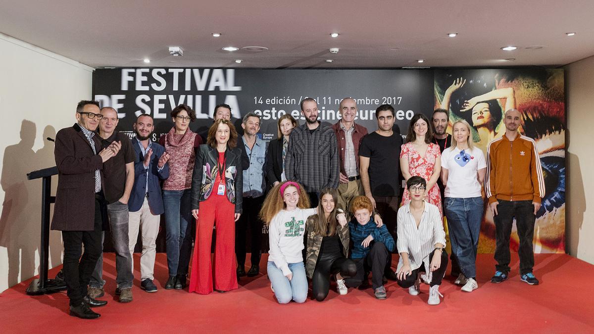 El delegado de Hábitat Urbano, Cultura y Turismo, junto al director del festival, José Luis Cienfuegos, y a los premiados tras conocerse el palmarés. / David Vico