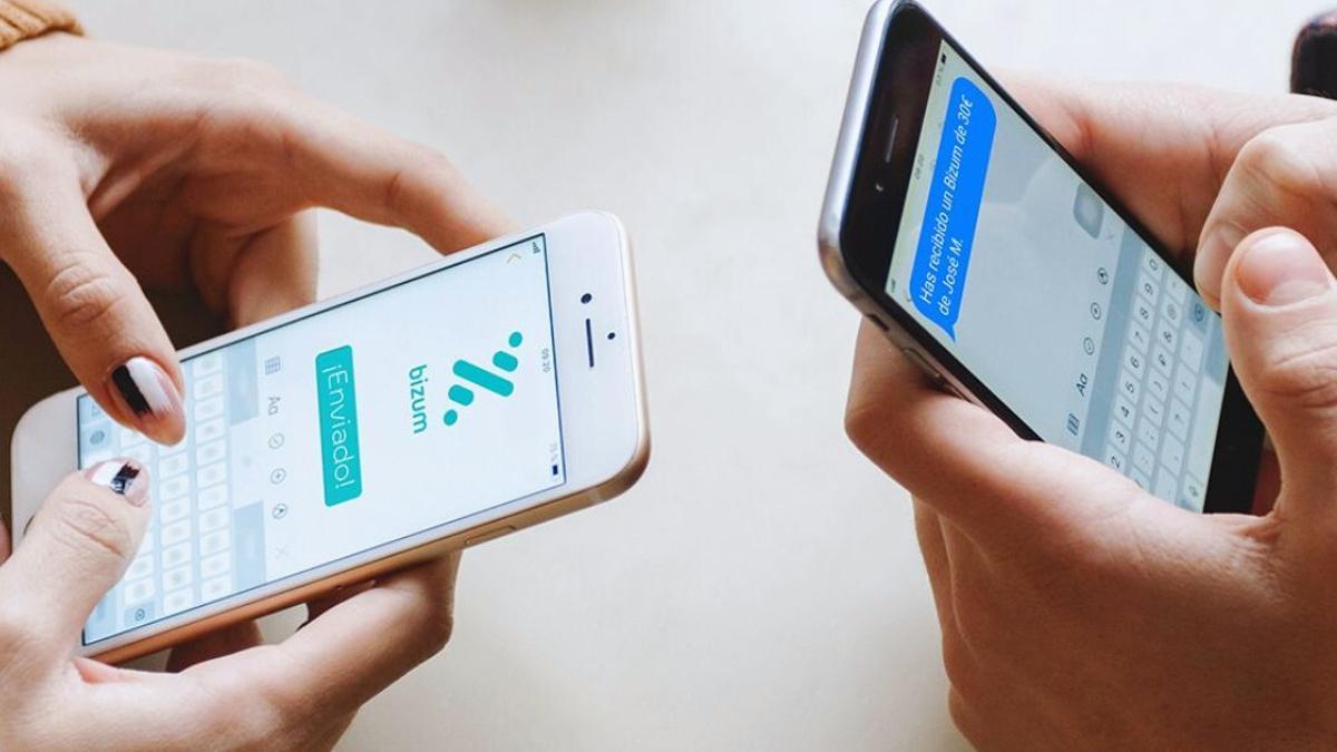 Imagen de recurso de dos personas intercambiándose dinero a través de Bizum.