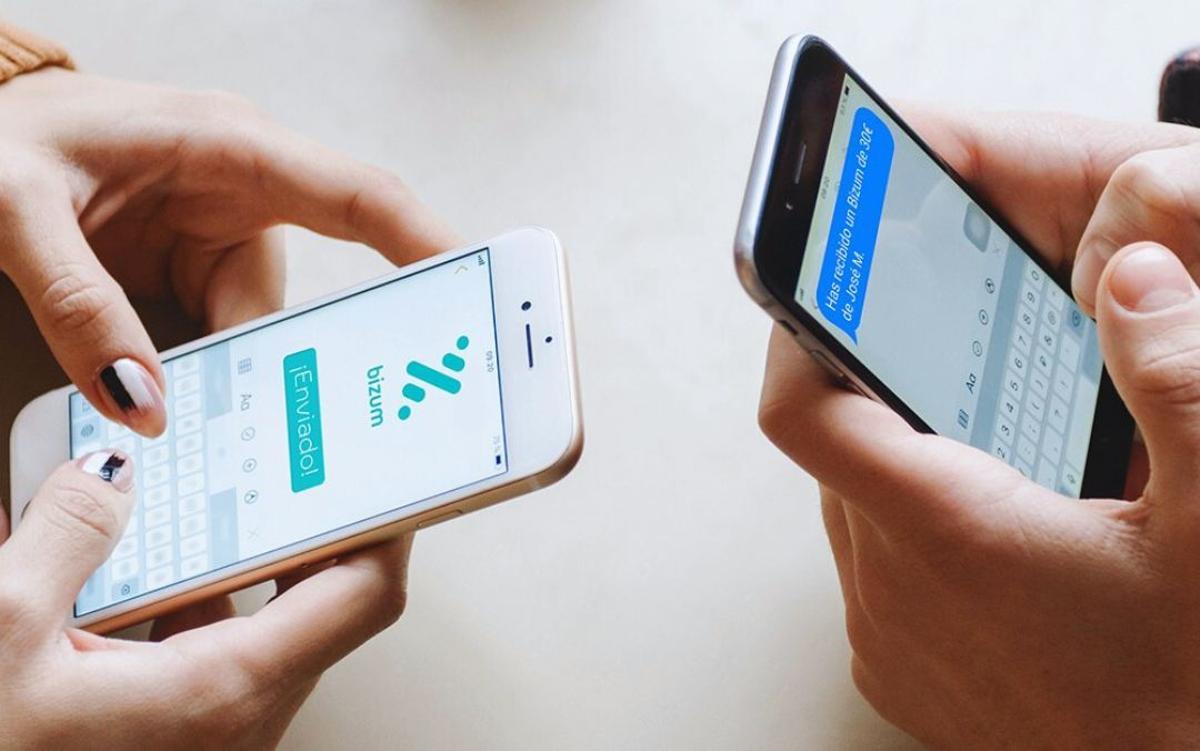 Imagen de recurso de dos personas intercambiándose dinero a través de Bizum.