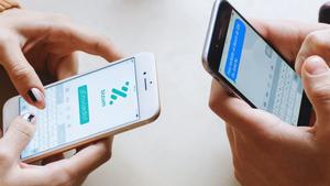 Imagen de recurso de dos personas intercambiándose dinero a través de Bizum.