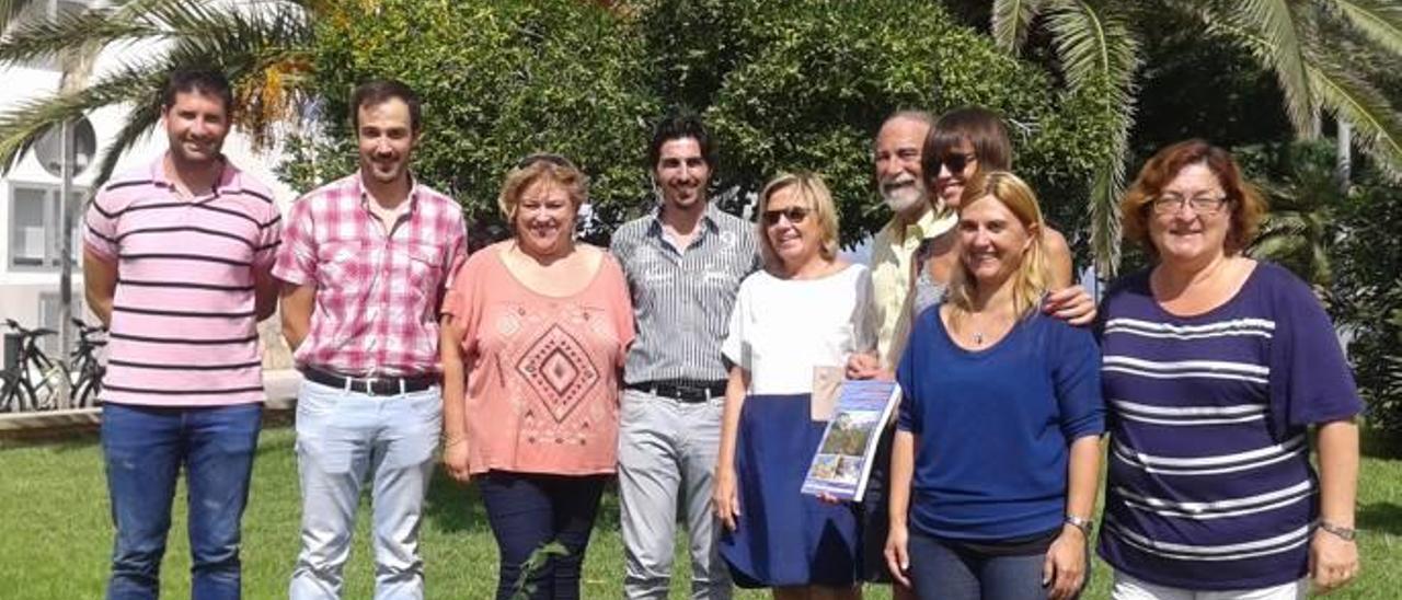 Momento de la plantación de los dos ejemplares de olmos inmunes de la Colònia de Sant Jordi.