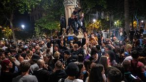 Celebración del fin del estado de alarma en el paseo Lluís Companys, de Barcelona.