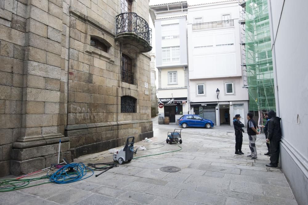 El inmueble de la familia Franco, catalogado con la máxima protección monumental, apareción con pintadas el pasado 20N. Operarios comenzaron a limpiarlo con agua y arena a presión sin autorización.