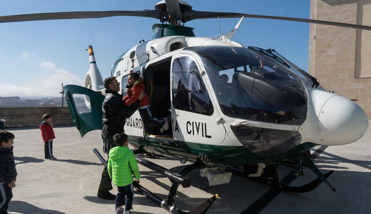 Algunos escolares se montan en el helicóptero de la base de León utilizado en los dispositivos de búsqueda. | J. L. F.