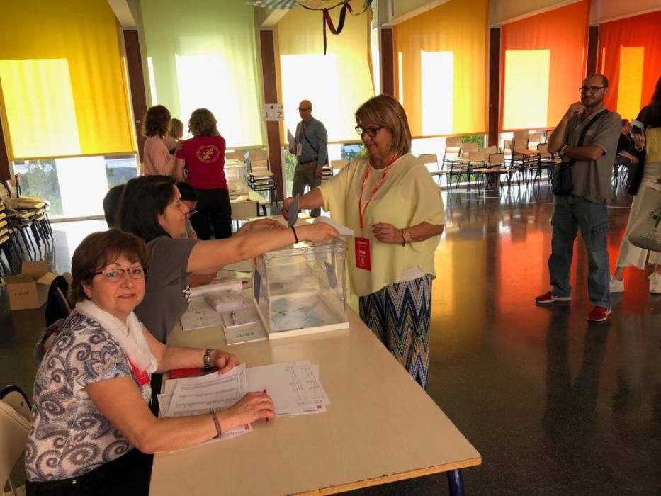 Conxa García (PSPV) vota en Picassent.