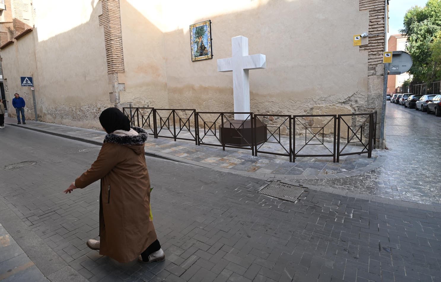 Así ha regresado el munumento de la Cruz de Callosa de Segura en un suelo privado junto a la ermita de Nuestra Señora del Rosario