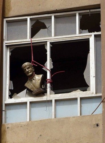 Un busto del presidente sirio Hafez al-Assad cuelga en forma de horca en una ventana de Deir al-Zor