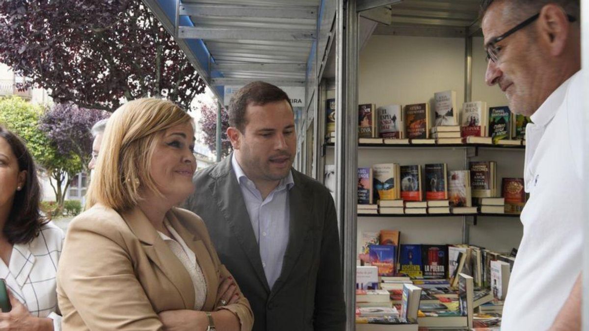 Digna Rivas y Jorge Cubela, ayer, visita la feria del libro.