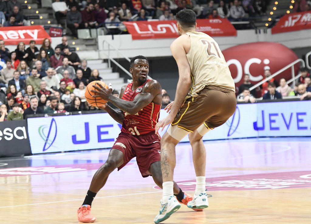 Todas las imágenes del partido del UCAM Murcia contra el Bàsquet Girona