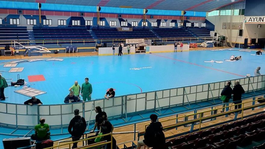 Imagen ayer del Ángel Nieto, con la pista casi lista para la disputa de la gran cita del hockey línea. | C. T.