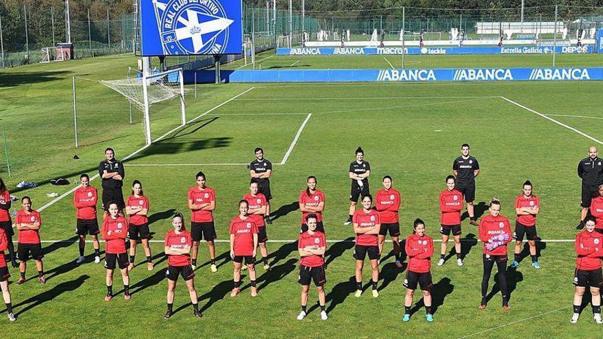 La plantilla y el cuerpo técnico del Deportivo Abanca en la ciudad deportiva de Abegondo.