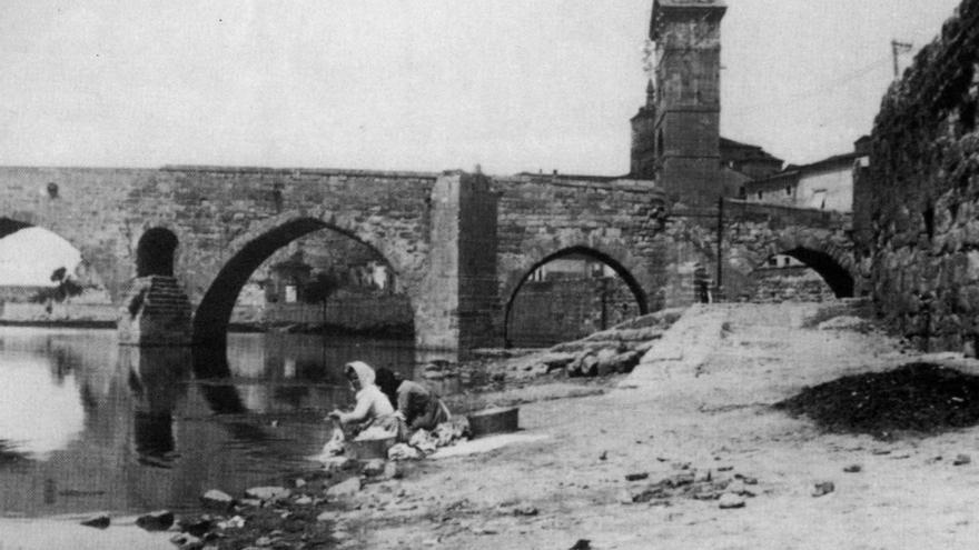 El puente antes de la reforma de 1905, con el pretil de piedra, la torre y el arco número 16, hoy tapado.