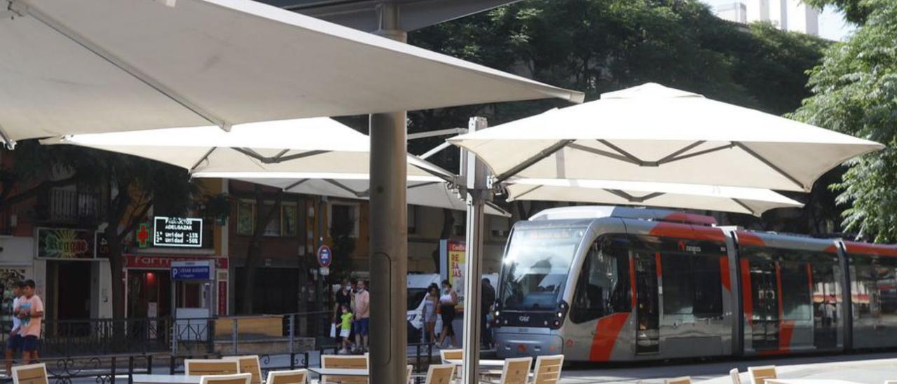 Las terrazas de Zaragoza, vacías por el calor.