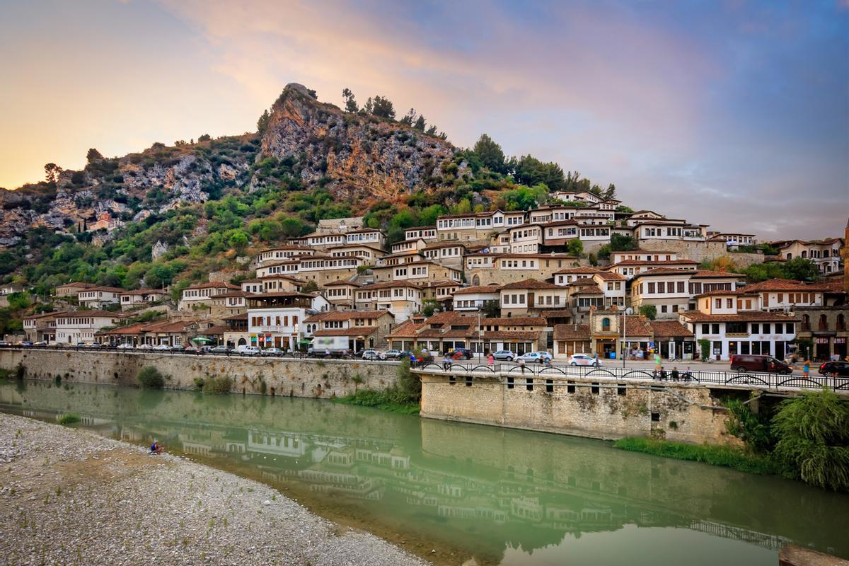 Berat es famosa por sus casas escalonadas en la ladera de la montaña