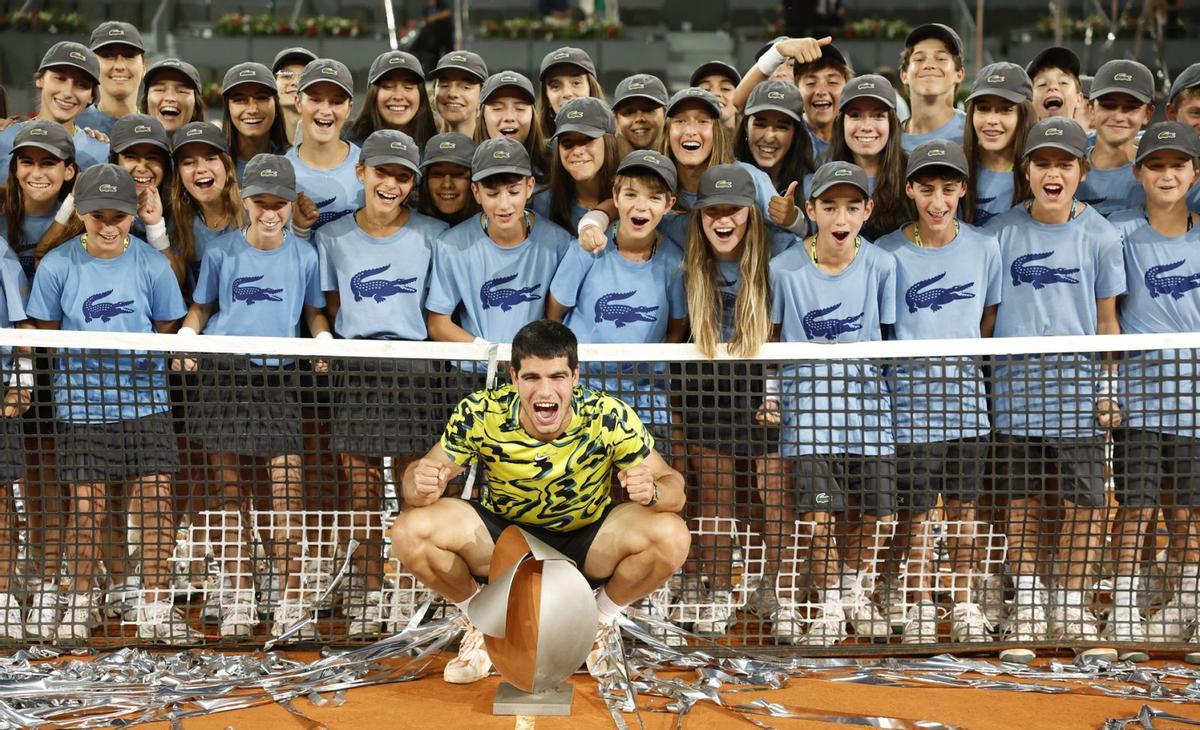 El tenista murciano celebra con los recogepelotas del torneo el título. | EFE/CHEMA MOYA