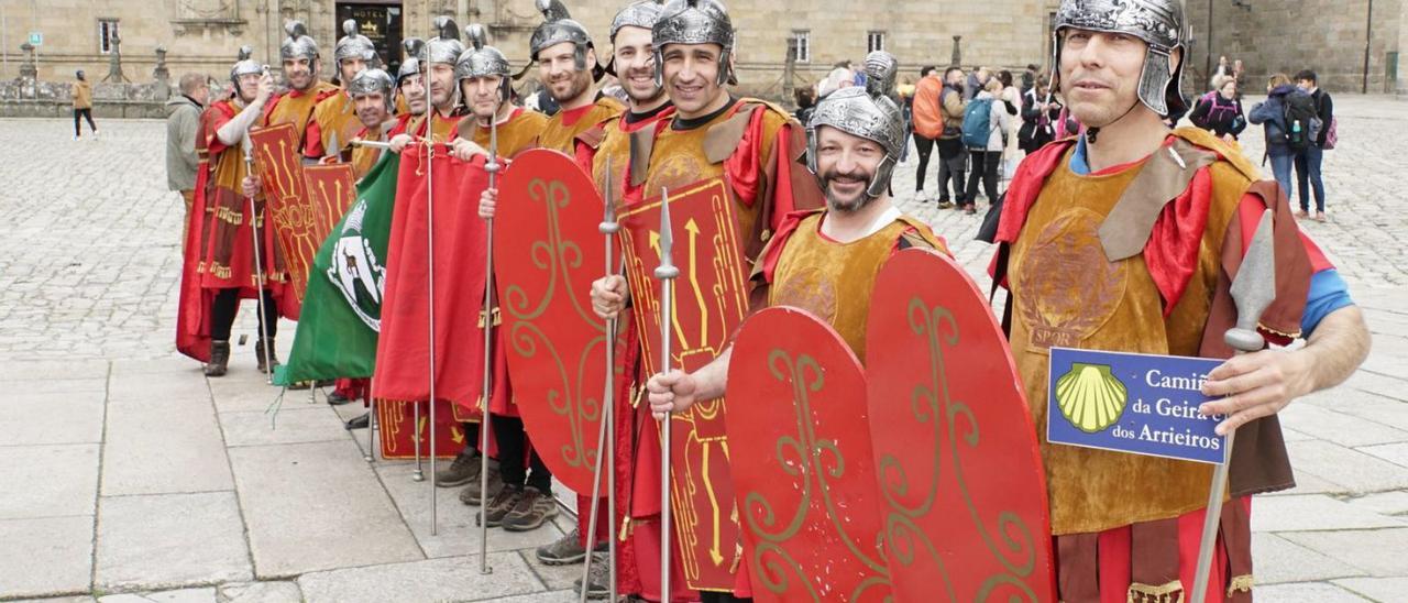 Portugueses disfrazados de romanos en el Obradoiro tras realizar el Camiño da Geira e dos Arrieiros. |   // JESÚS PRIETO