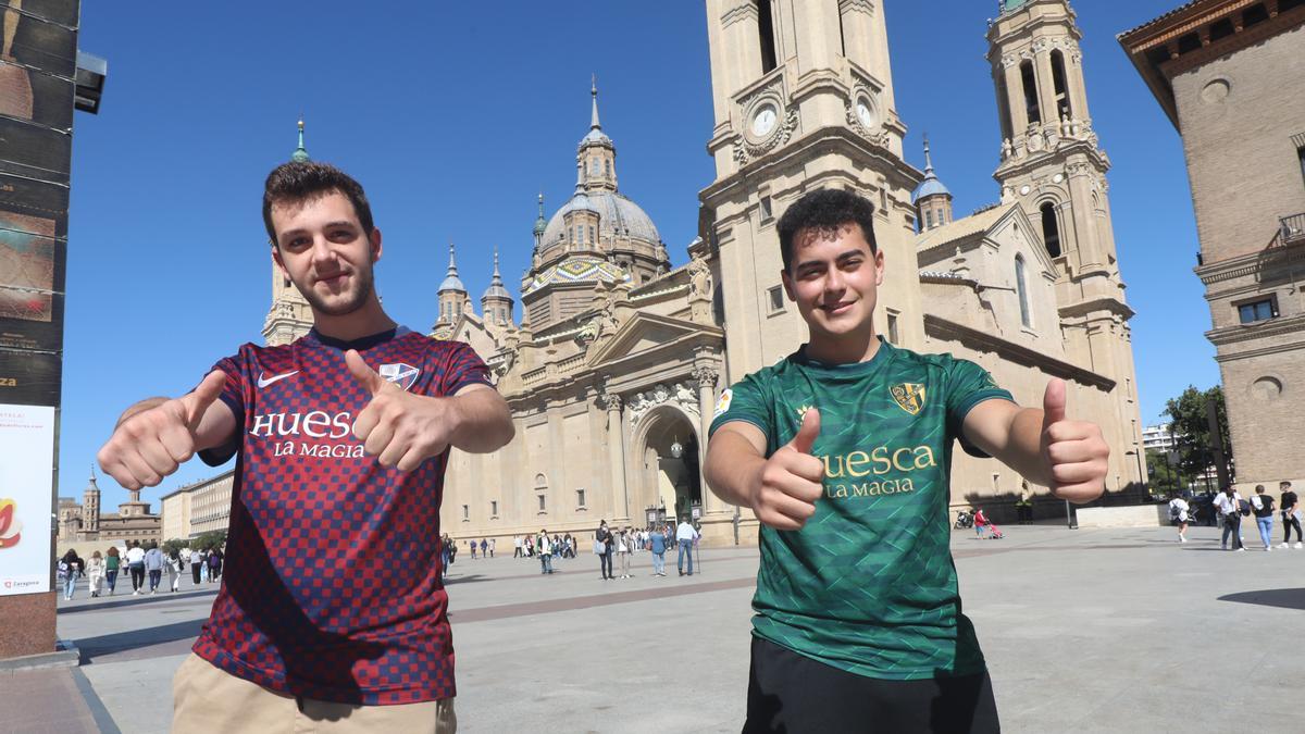 Marcos y Miguel, en la plaza del Pilar con la camiseta del Huesca.