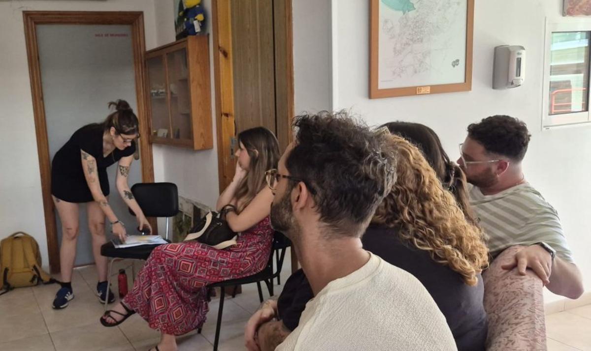 La mediadora social y experta en la materia rodeada por los participantes en la actividad. | VÍCTOR GARRIDO