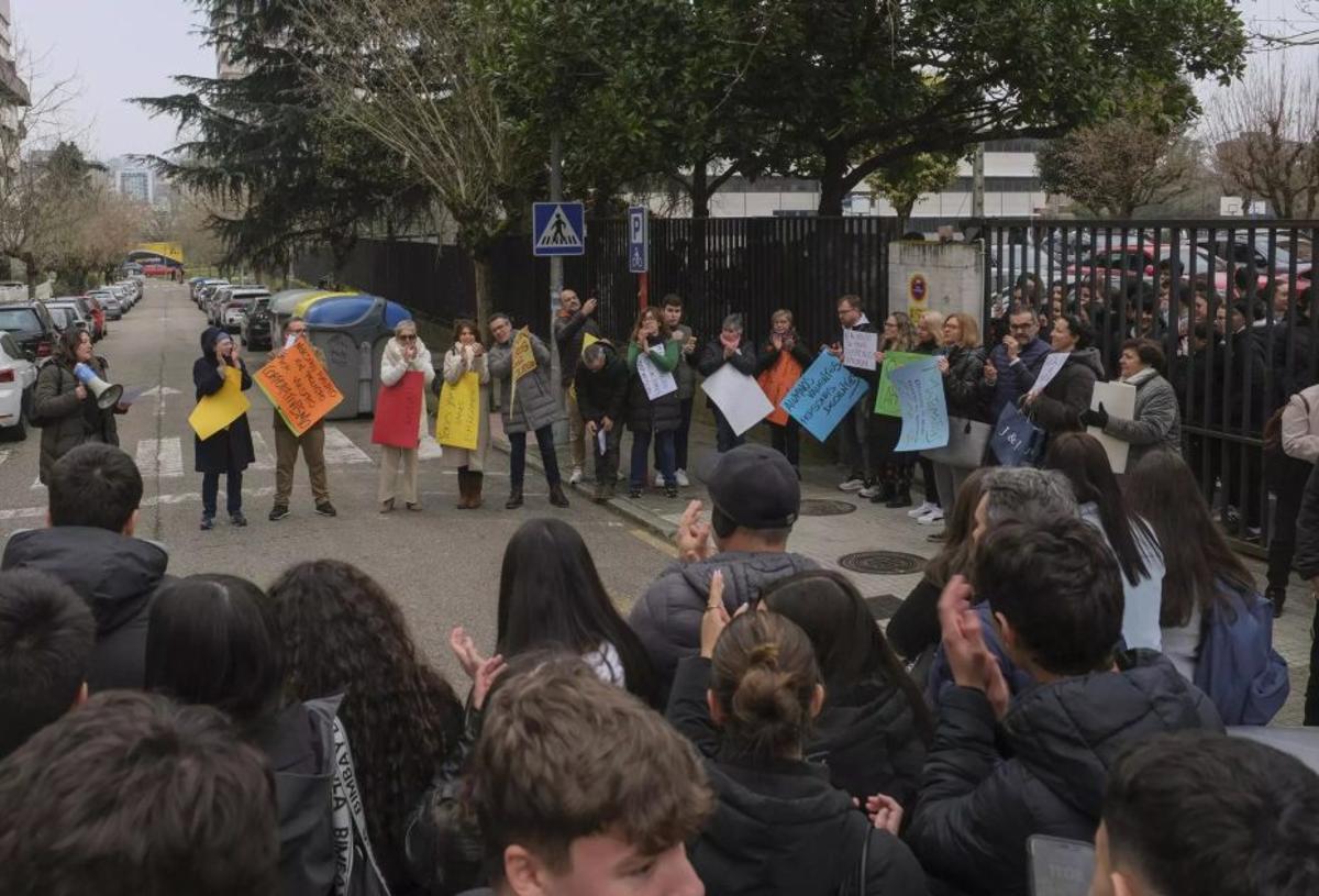 Una concentración ante el instituto, en el que estaban los denunciados ahora absueltos. | ROI CRUZ