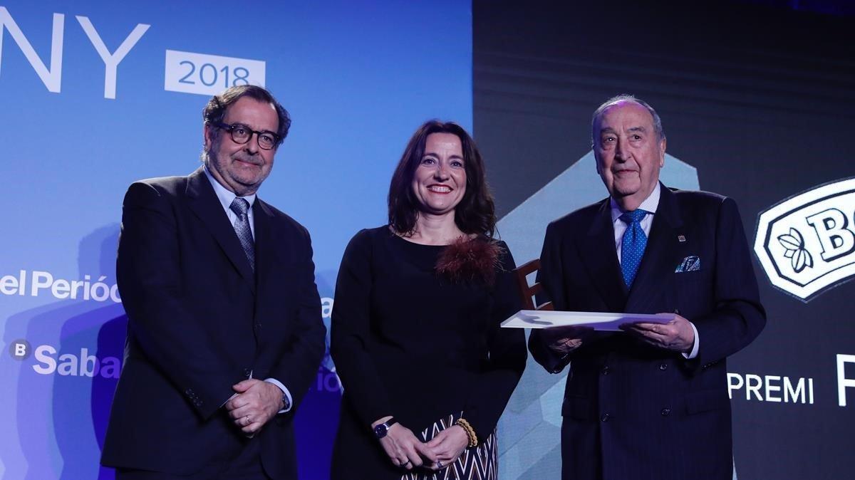 Entrega del premio Projecta a Josep Pont por parte de Merce Conesa y Albert Sáez.