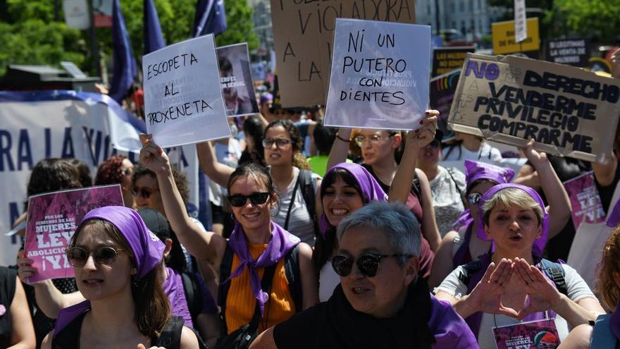 Proxenetas felices frente a la hipocresía