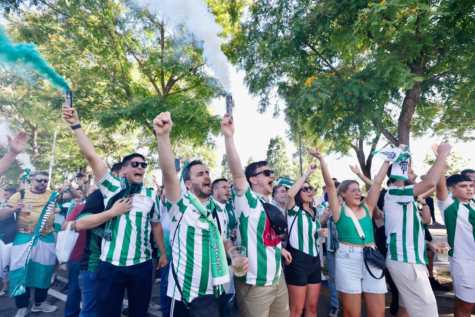 Barcelona Atlétic-Córdoba CF | El recibimiento al equipo de la afición cordobesista, en imágenes