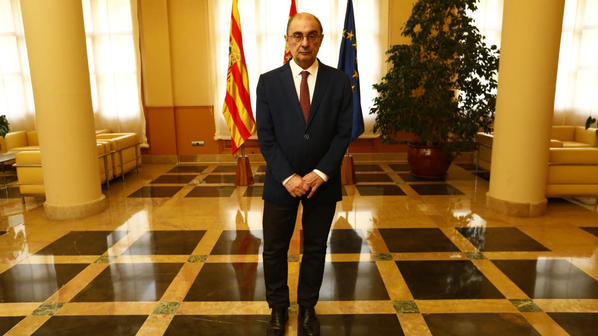 Javier Lambán, presidente del Gobierno de Aragón, en la Sala de Columnas del edificio Pignatelli.